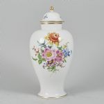 1622 9246 VASE AND COVER